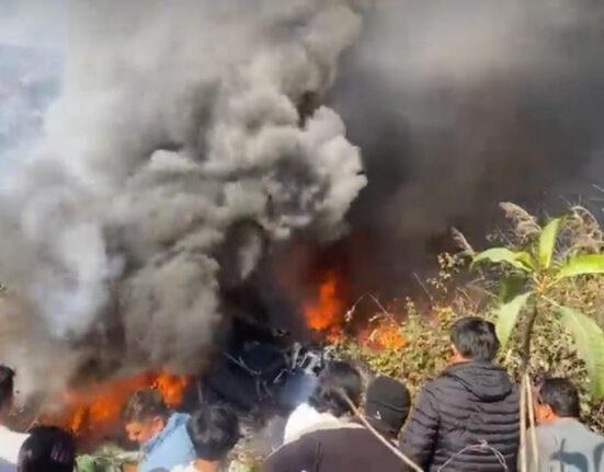 Al menos 68 personas fallecidas este domingo, luego de que un avión se estrellara al centro de Nepal
