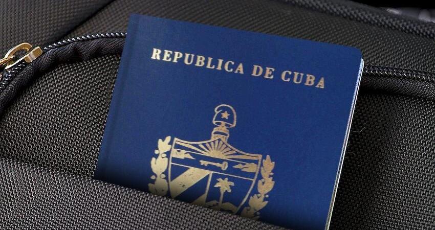Renunciar a la ciudadanía cubana solo se podrá hacer desde el exterior según proyecto de ley pasaporte-cubano-viajes (1)