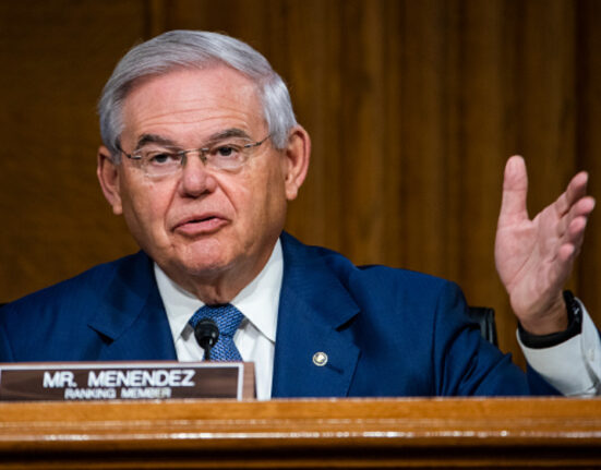Bob Menéndez pide a Biden aprobar una categoría de visa especial para dar refugio a defensores de derechos humanos