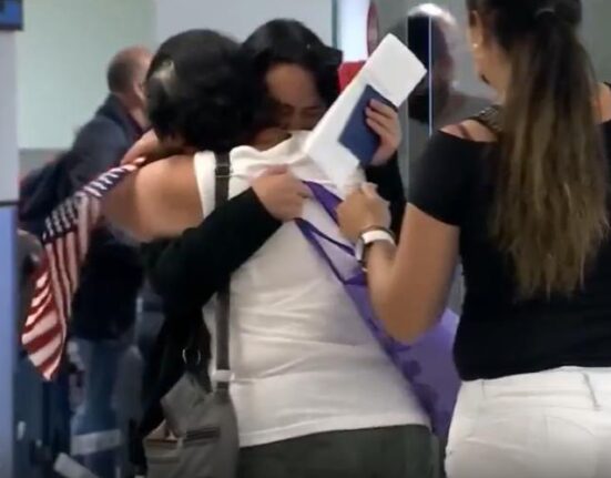 Jóvenes cubanos que estaban detenidos en México a pesar de tener parole humanitario llegaron a Miami