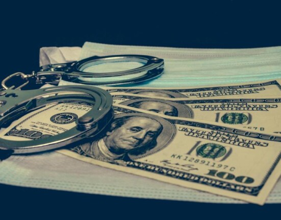 Médico cubanoamericano recibe sentencia de 16 años de prisión y una multa de 30 millones de dólares por fraude a los servicios de salud