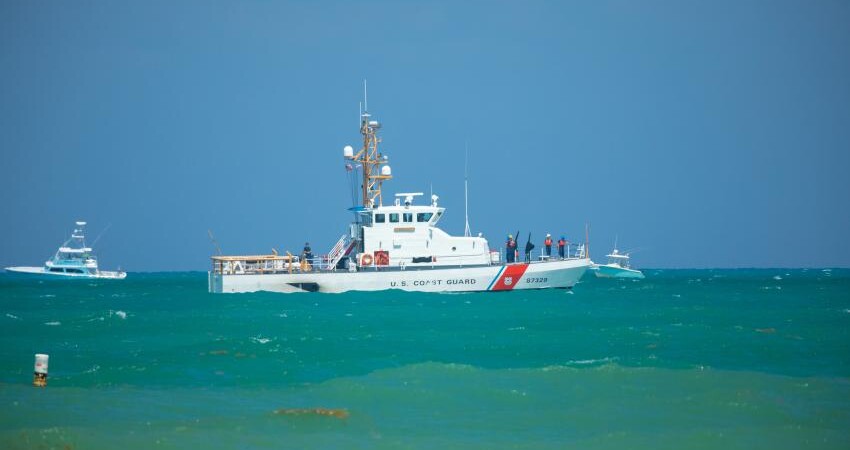 Dos sujetos de Miami que arrestó la Guardia Costera navegaban a Cuba están acusados de tráfico de personas guardia-costera-usa-miami (1)