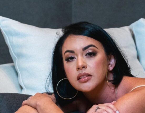 Influencer cubana Imaray Ulloa sube la temperatura posando para su marca de ropa IO Fashion