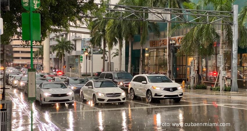 Residentes del sur de Florida experimentarán el impacto de una onda tropical durante este fin de semana lluvia-downtown-miami