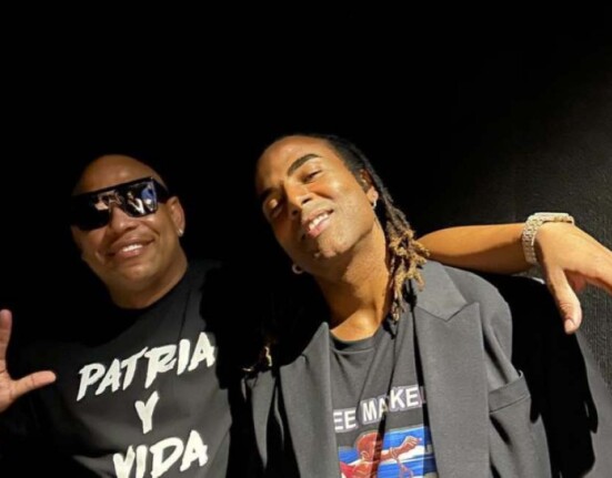 Alexander Delgado felicita a Beatriz Luengo y Yotuel Romero por el recién estrenado documental sobre ‘Patria y Vida’ en el Miami Film Festival 2023