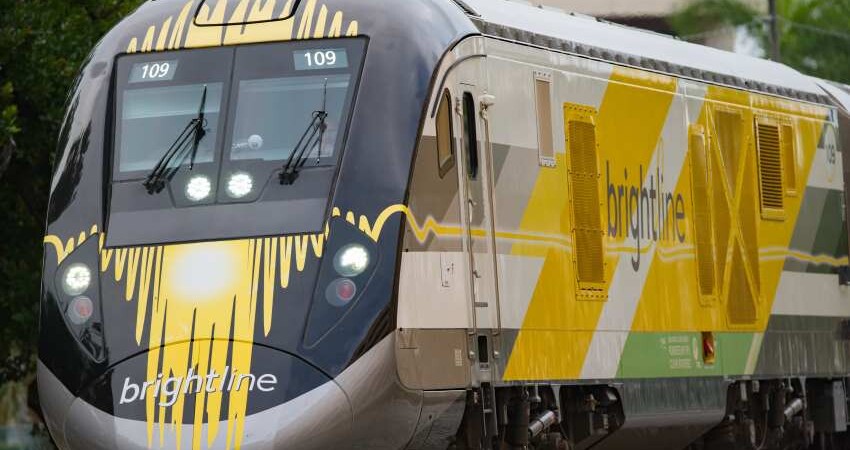 Tragedia en Pompano Beach: tren de Brightline atropella a un conductor de scooter eléctrico y eleva a 200 la cifra de muertes en Florida brightline-tren-rapido