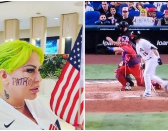 La Diosa de Cuba se sienta detrás de Home con un cartel que dice «Libertad»