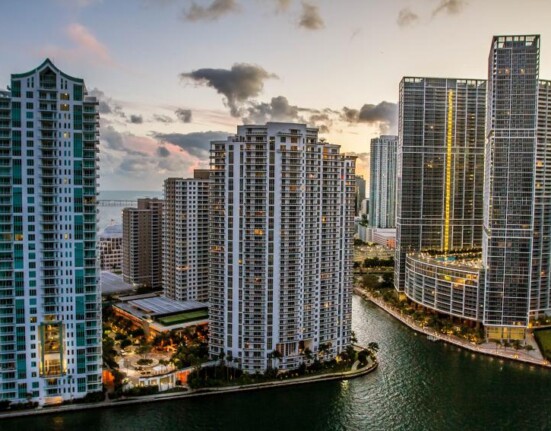 Cantidad de ingresos que necesita una persona sola para vivir cómodamente en algunos de los barrios de Miami