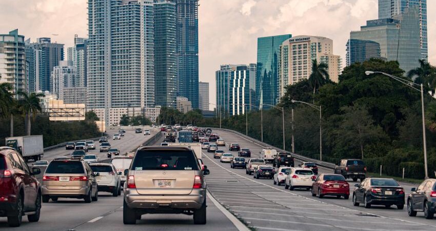 Récord de residentes abandonan Miami-Dade, pero la migración internacional llega a su máximo histórico Tráfico en el Downtown de Miami