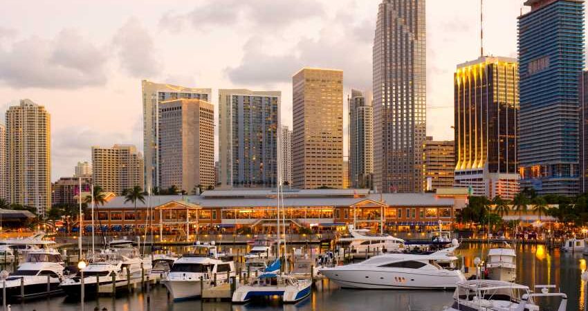 Miami, entre las ciudades más caras para visitar en EE. UU, si viajas con un presupuesto downtwon-miami