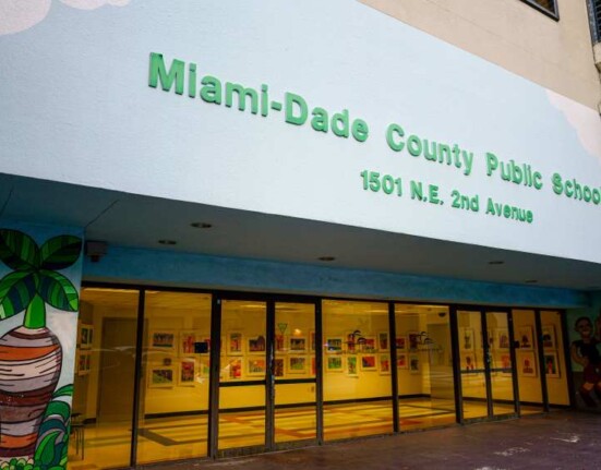 Avalancha de migrantes cubanos y de otros países han saturado las escuelas de Miami-Dade, la junta escolar aboga por más fondos
