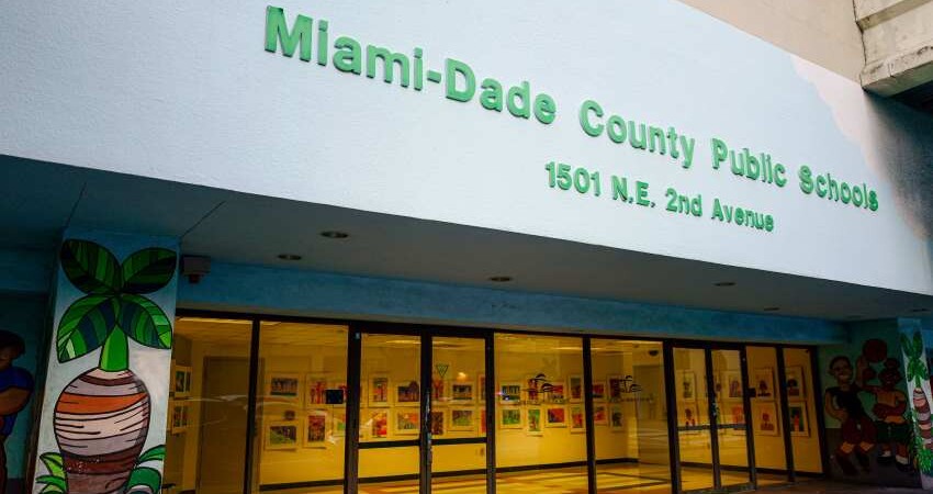 Florida busca deshacerse de la ley que retrasaba la hora de inicio de clases en escuelas secundarias del estado escuelas-miami-dade