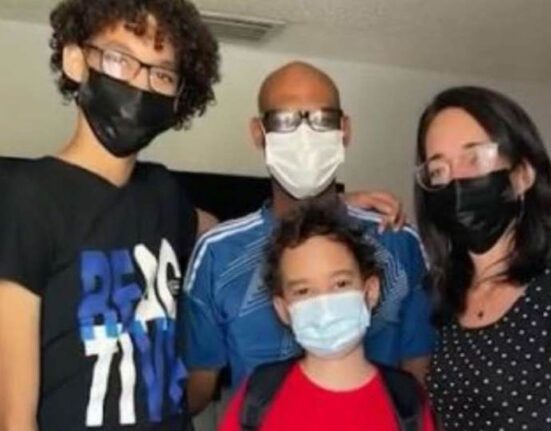Llega a Miami familia del niño cubano que le tratan su padecimiento de leucemia en esa ciudad