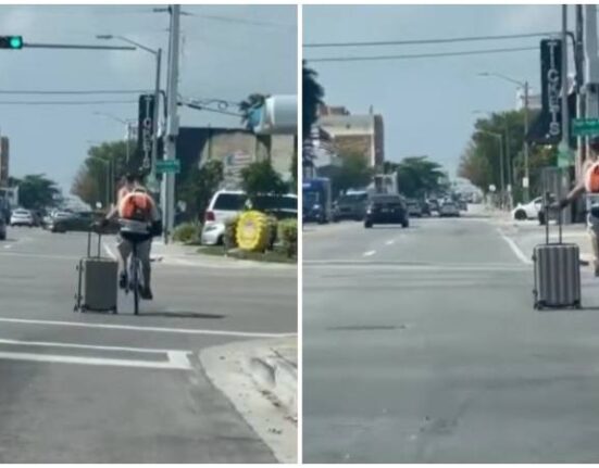 Viral en las calles de Miami: En bicicleta y arrastrando una maleta