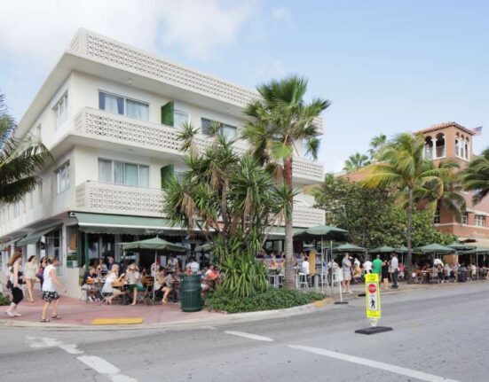 Icónico restaurante News Café regresa a Ocean Drive en Miami Beach