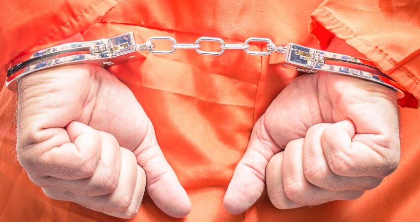 Arrestan a hombre en Florida por apuntar con una pistola de aire comprimido sobre la cabeza de su madre preso-carcel (1)