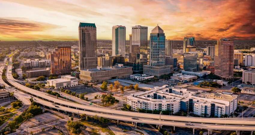 Dos ciudades de Florida tienen una disminución de los precios de las vivienda en un año tampa-florida