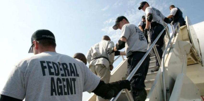 EE.UU. enviará hasta 250 inmigrantes “inadmisibles” a Ruanda bajo nuevo acuerdo de deportación cubanos-deportados-foto-ICE-1