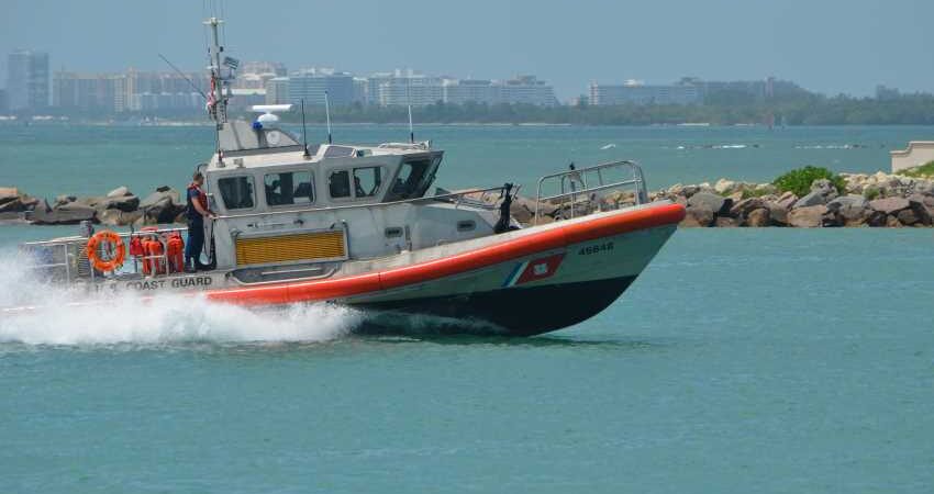 Rescatan a dos buzos uno de ellos golpeado por la propia embarcación en los cayos de Florida guardia-costera-miami-beach