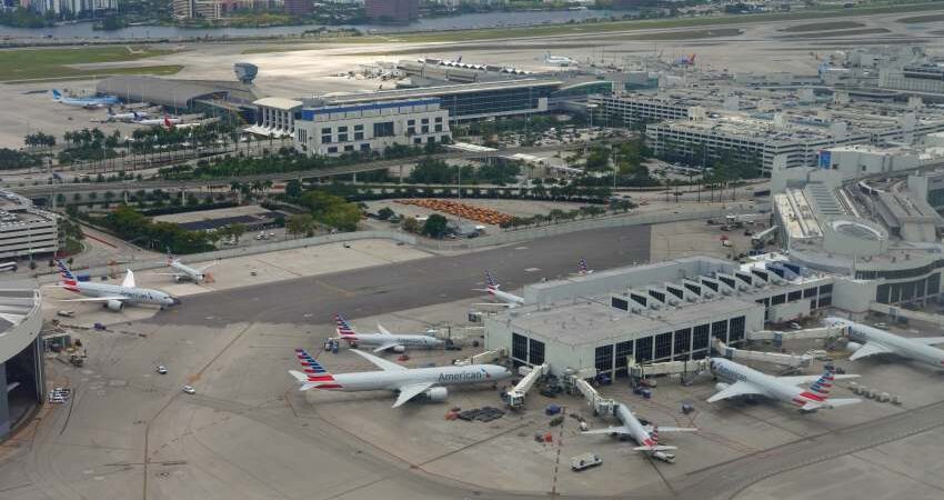 Empleado del Aeropuerto de Miami hospitalizado tras caer de un vehículo de carga aeropuerto-miami