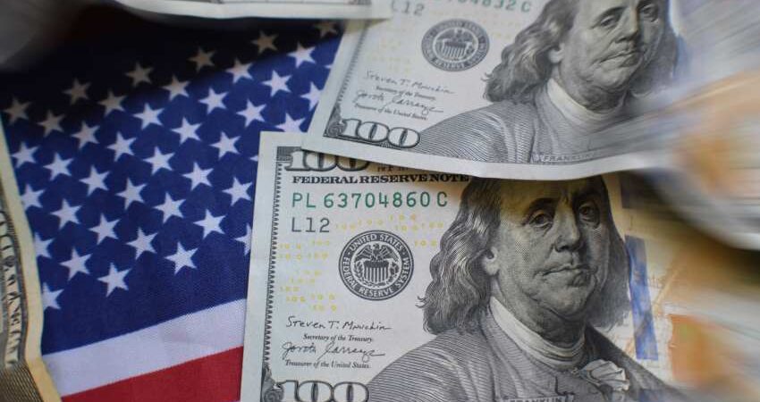 Cubano sobre autodeportarse: "mil dólares no es nada en comparación con lo que pudiera ganar trabajando y aportando a Estados Unidos" dolares-estados-unidos