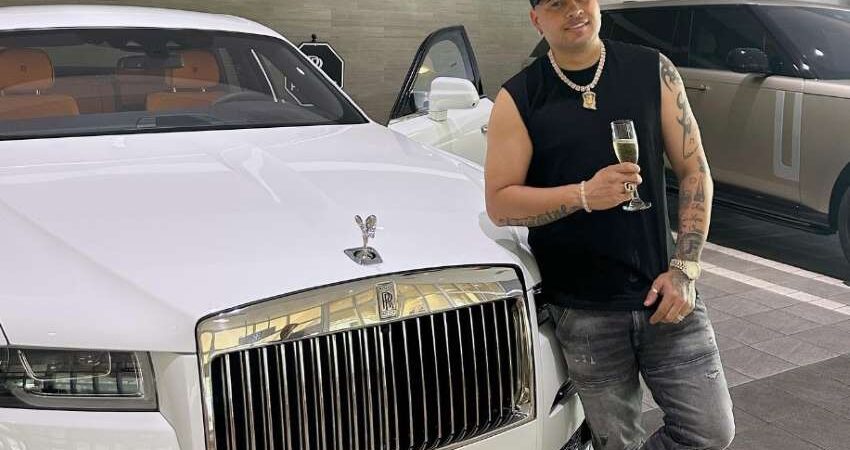 Reguetonero cubano Jacob Forever reflexiona sobre la importancia que se le da al dinero jacob-auto-blanco