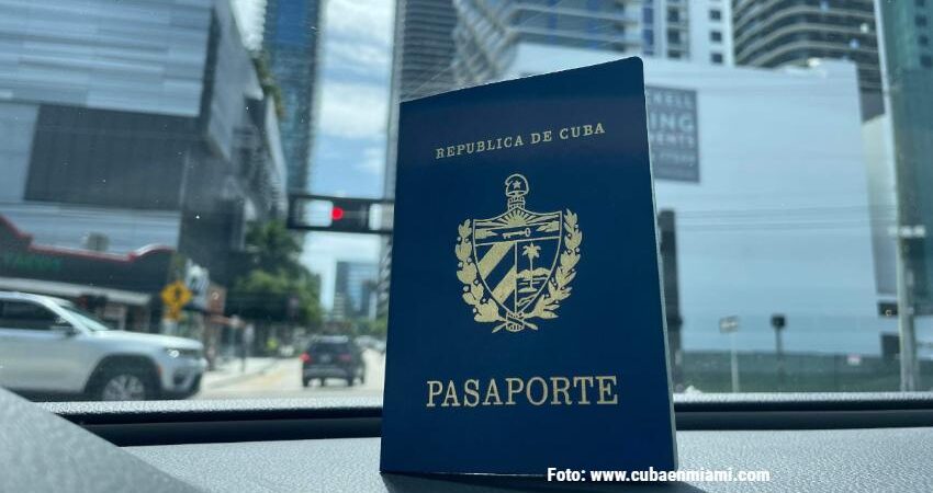 Cuba eliminará límite de estancia en el exterior de 24 meses pasaporte-cubano-miami