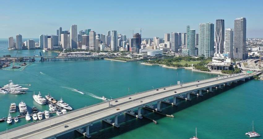 Vivir en el agua para escapar del sistema: la comunidad flotante que desafía al alto costo de vida en Miami Bahía de Biscayne Miami