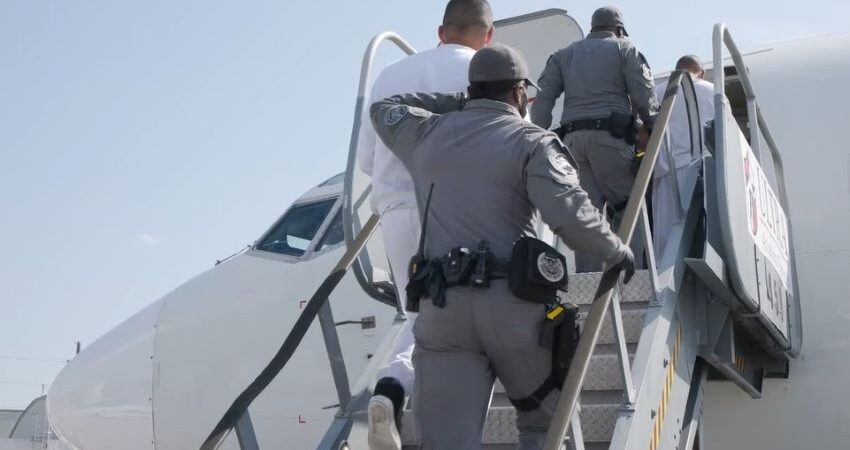 Sale desde Miami vuelo con 104 cubanos deportados a Cuba Vuelos deportados a Cuba