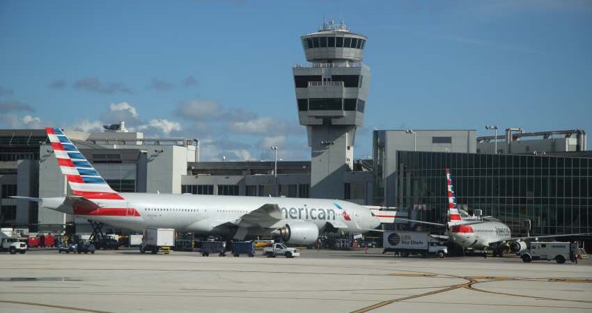 “EE.UU. al borde del caos aéreo": la falta de personal producto del cierre del gobierno amenaza con cerrar el espacio aéreo Aeropuerto de Miami