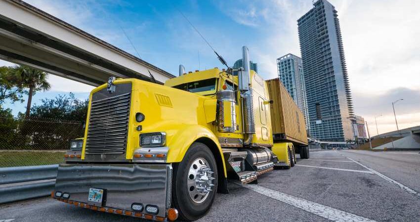 Oficializan nueva norma que prohíbe a conductores de camiones que no dominen el inglés ofrecer sus servicios en Estados Unidos Camiones en Miami