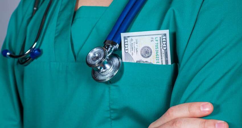 “Fraude a Medicare por millones de dólares": asistente de enfermería usó aparatos médicos innecesarios para estafar al sistema Enfermería en Miami