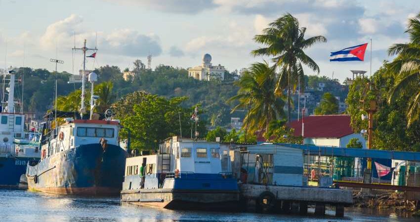 Queda suspendido con carácter temporal el servicio ofrecido por la lancha de Regla en La Habana a causa del deterioro de las condiciones climatológicas Lancha de Regla