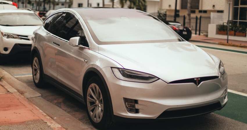 Auto Tesla choca contra un poste elรฉctrico y deja a oscuras a una comunidad del sur de Miami Auto Tesla en Miami