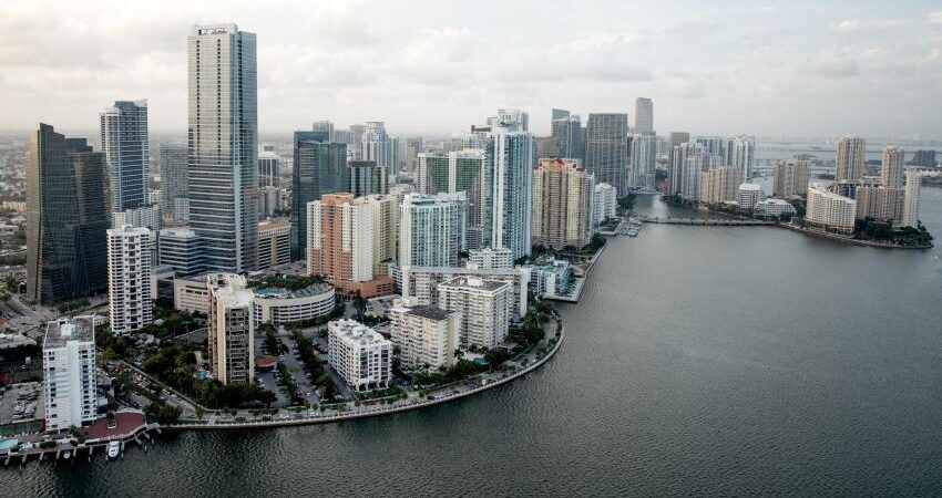 Ingresos necesarios para vivir cómodamente en Florida y en el resto de los estados de Estados Unidos brickell-downtown-miami (1)