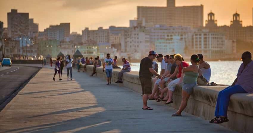 Próximamente en los cines de Miami la película "Adiós Cuba" malecon-habana4