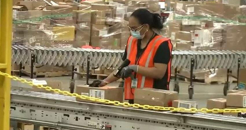 Mercado laboral en EE.UU pierde fuerza: el desempleo sube a máximos desde 2021 a pesar de la creación de nuevos empleos trabajo-amazon