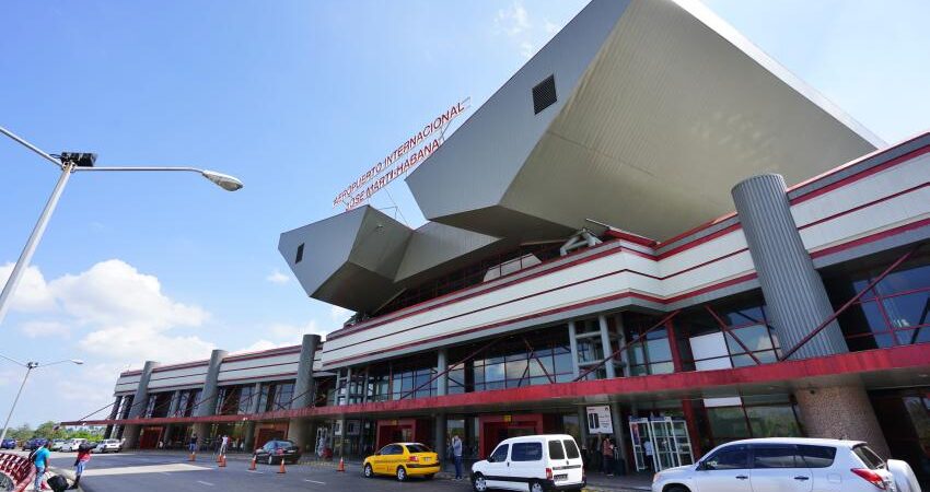 Nueva ruta aérea hacia Cuba beneficiará a los comerciantes de la isla conocidos como "mulas" aeropuerto-habana