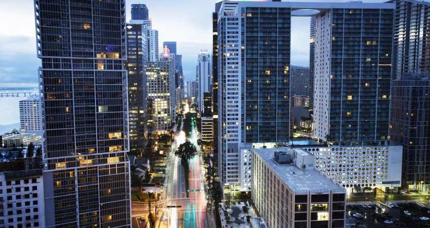 Precio de los alquileres en Miami descienden levemente en junio, mientras los de Fort Lauderdale se incrementaron brickell-miami-avenida