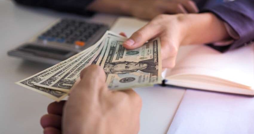 10 trabajos en Estados Unidos que pagan más de $100,000 al año sin necesidad de título universitario trabajo-agente-seguro