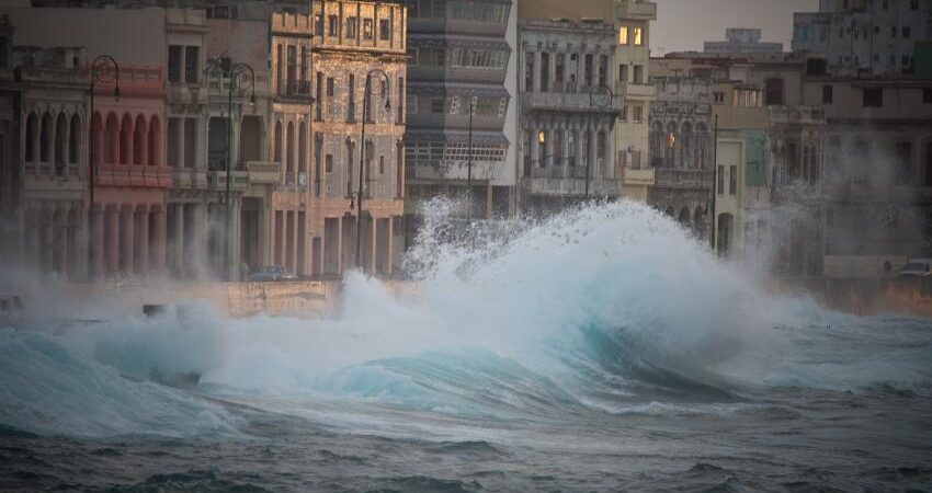 Alertan sobre inundaciones severas para Cuba y Florida, en Estados Unidos, por posible formación de potencial huracán tropical malecon-habana-inundacion-1