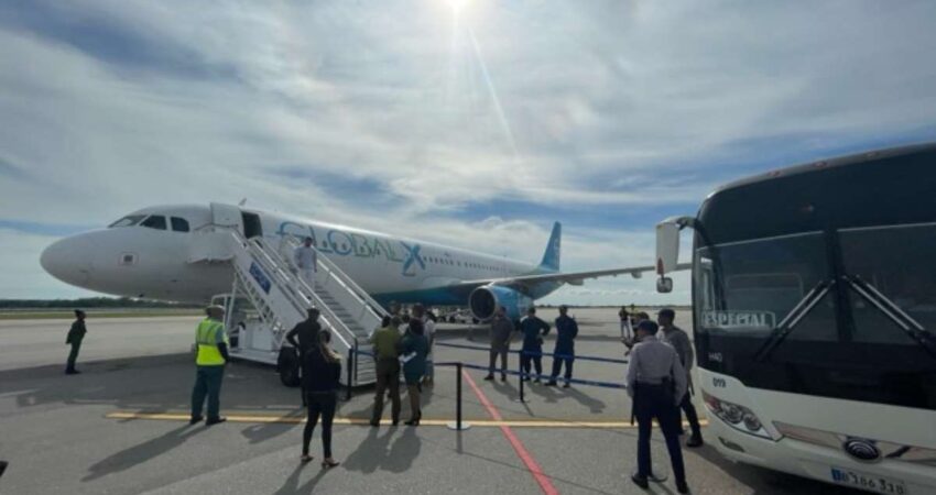 Estados Unidos deporta a 116 migrantes cubanos en nuevo vuelo de deportación cubanos-deportados-cuba-8-miami