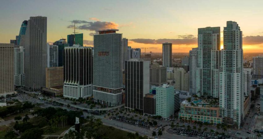 Residentes de Miami enfrentan crisis en condominios por aumento de costos de mantenimiento downtown-miami-8