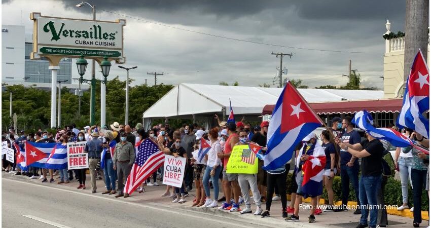 Convocan a procesiรณn en Miami para conmemorar el tercer aniversario del 11J en Cuba cubanos-miami-versailles