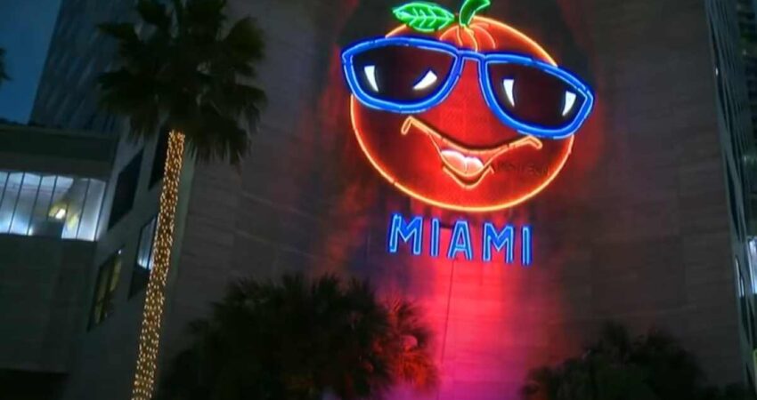 Big Orange vuelve a brillar: el histórico reloj de neón ilumina el centro de Miami para recibir el Año Nuevo miami-big-orange