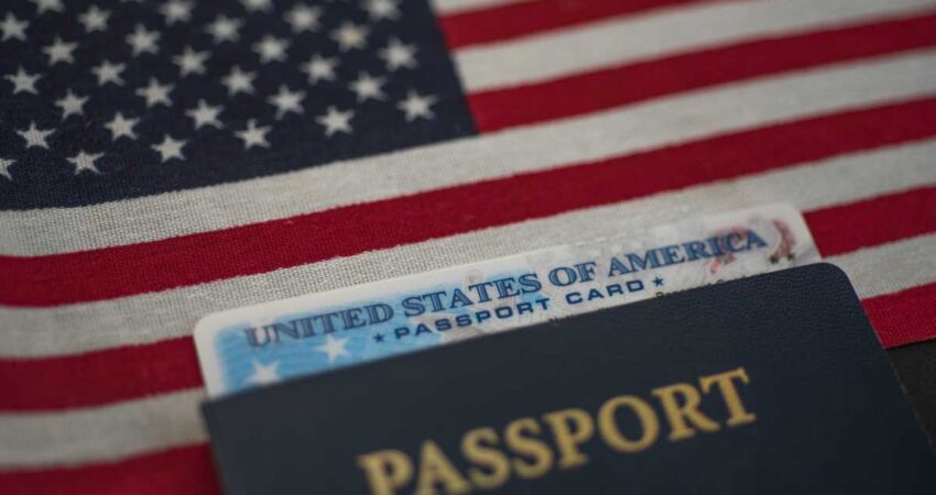 Administración Trump planea aumentar drásticamente los casos de desnaturalización de ciudadanos estadounidenses pasaporte-estados-unidos