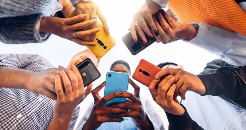 Avanza proyecto de ley para prohibir teléfonos celulares en las escuelas en Florida redes-sociales-jovenes