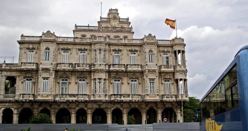 Cubanos con padres españoles de origen podrán acceder más fácilmente a la residencia en España embajada-espana-cuba
