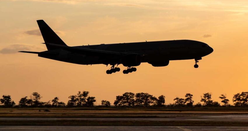 Pasajero intenta abrir una de las puertas de emergencia de un avión durante un vuelo que partió de Cuba avion-aeropuerto