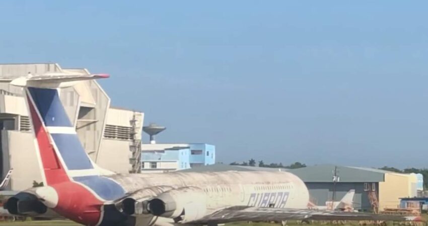 Cementerio de aviones en el Aeropuerto de La Habana genera asombro avion-cementerario